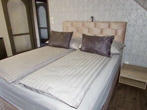 2 bedrooms, in-room safe, iron/ironing board, free WiFi