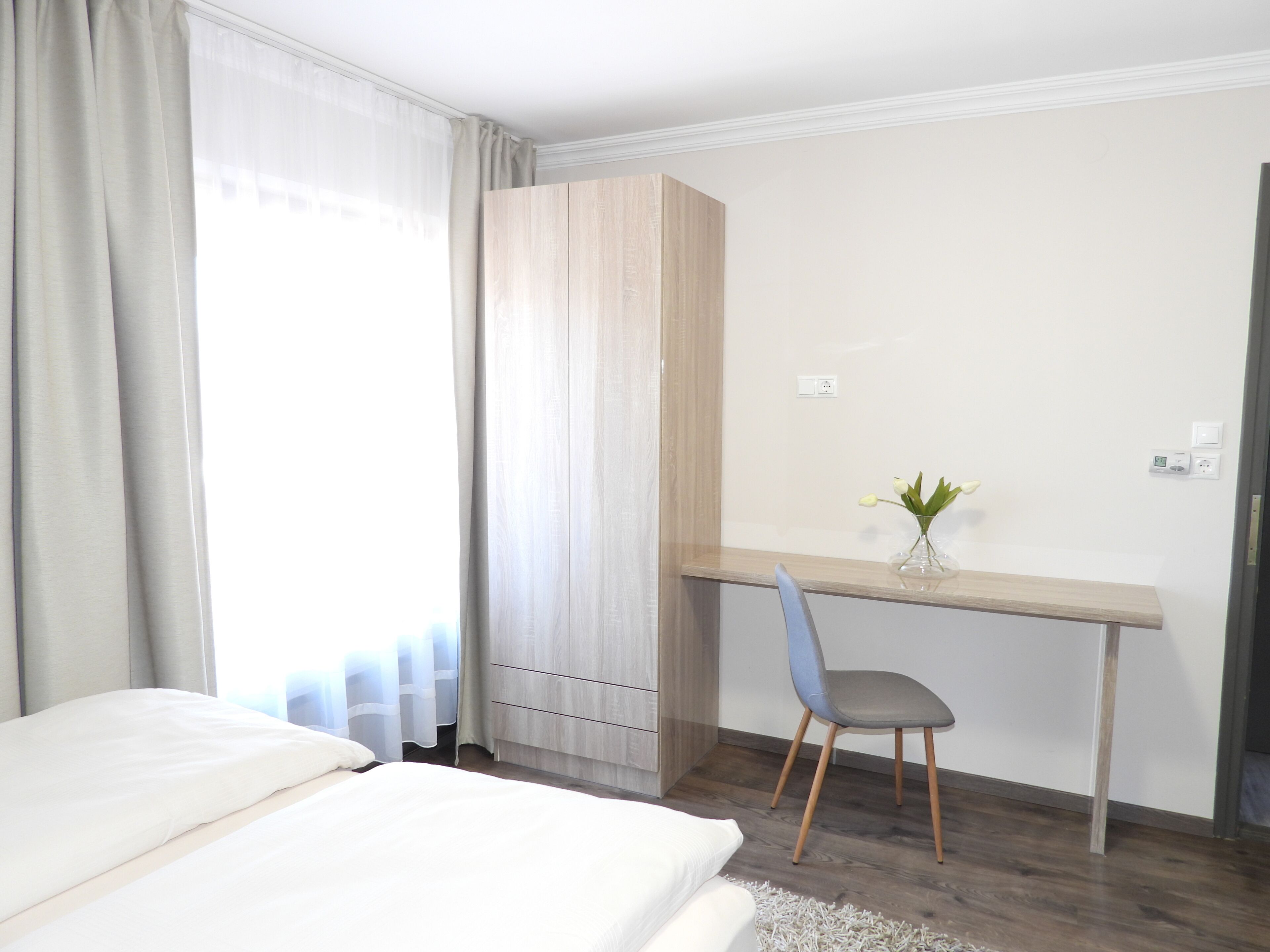 2 chambres, coffres-forts dans les chambres, fer et planche à repasser