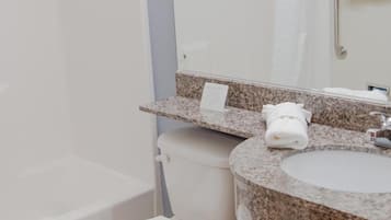 Combined shower/bathtub, hair dryer, towels