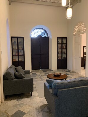 المنشأة من الداخل