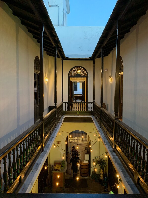 المنطقة المحيطة بالمنشأة