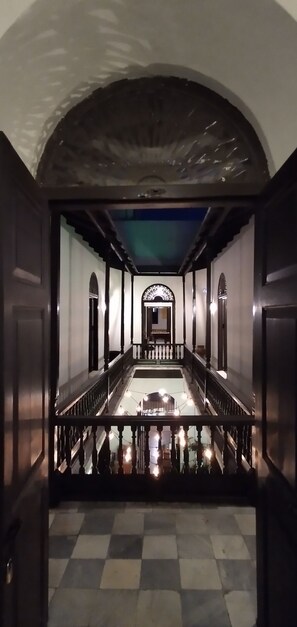 المنشأة من الداخل