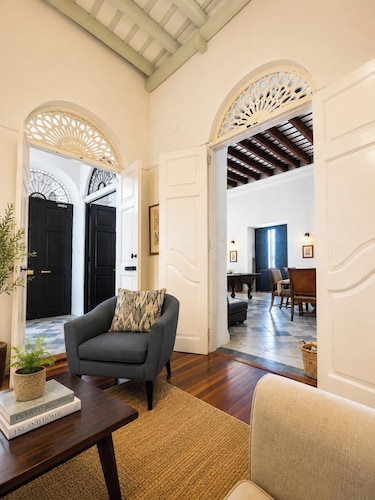 Spacious and Beautiful Colonial  Apartment
