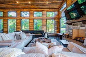 TV connectée, cheminée, chaîne hi-fi