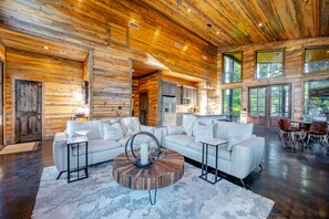 TV connectée, cheminée, chaîne hi-fi