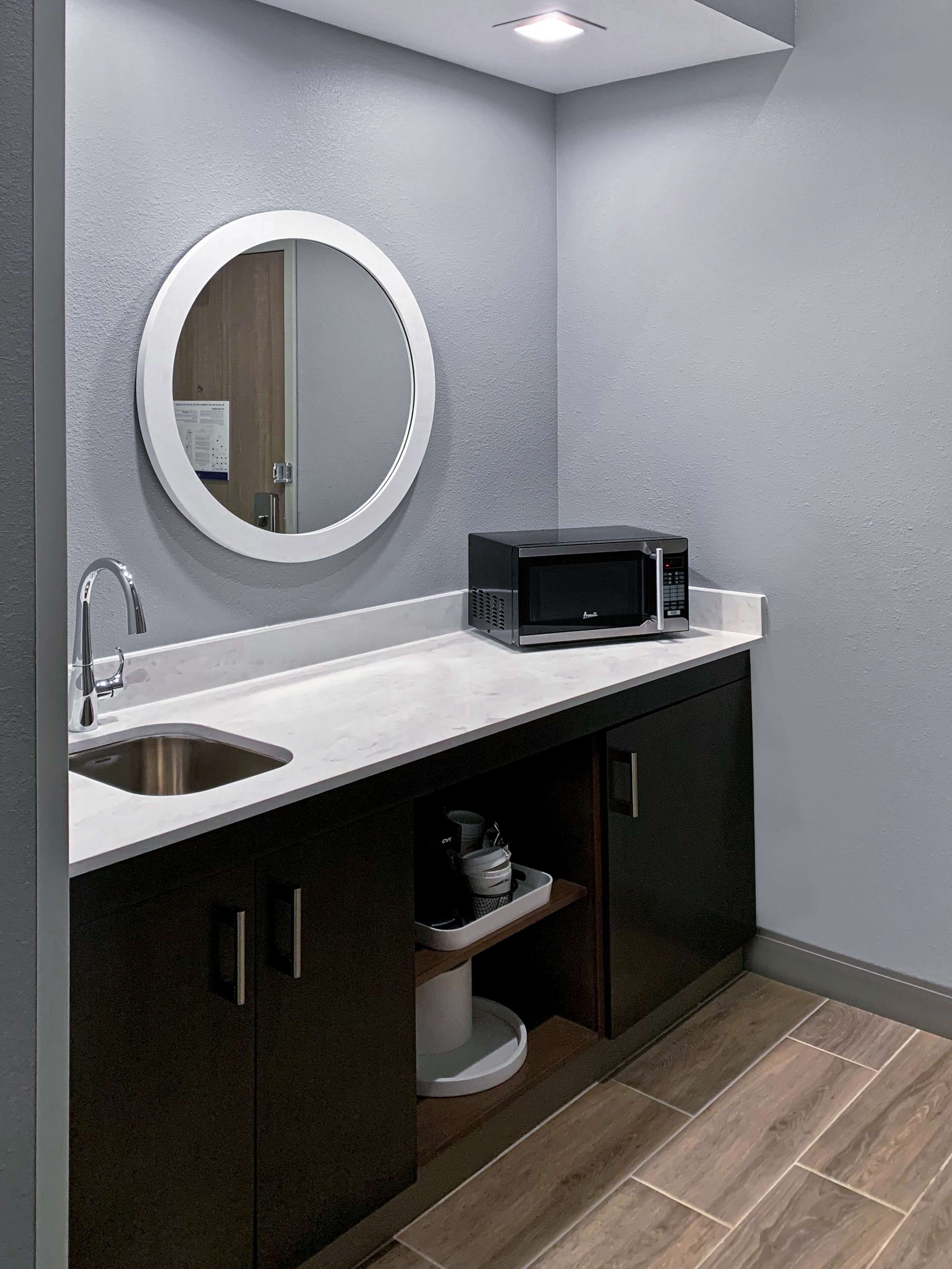 studio, 1 king bed, non smoking, refrigerator & microwave (wet bar) | in-room safe, desk, blackout curtains, iron/ironing board