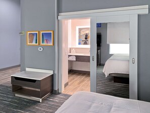 Caja de seguridad en la habitación, escritorio y cortinas blackout