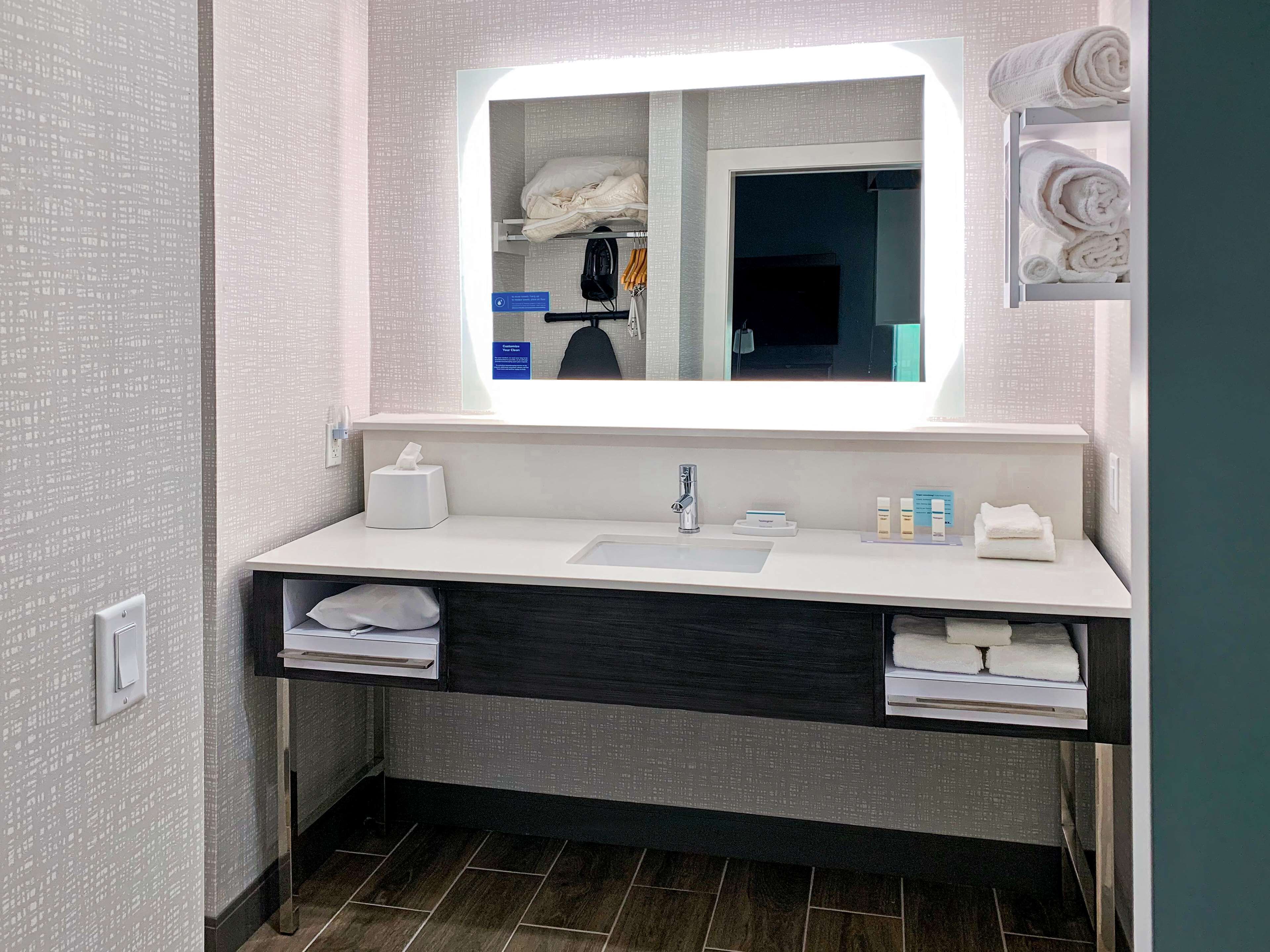 studio, 1 king bed, non smoking, refrigerator & microwave (wet bar) | bathroom | hair dryer, towels, soap, shampoo