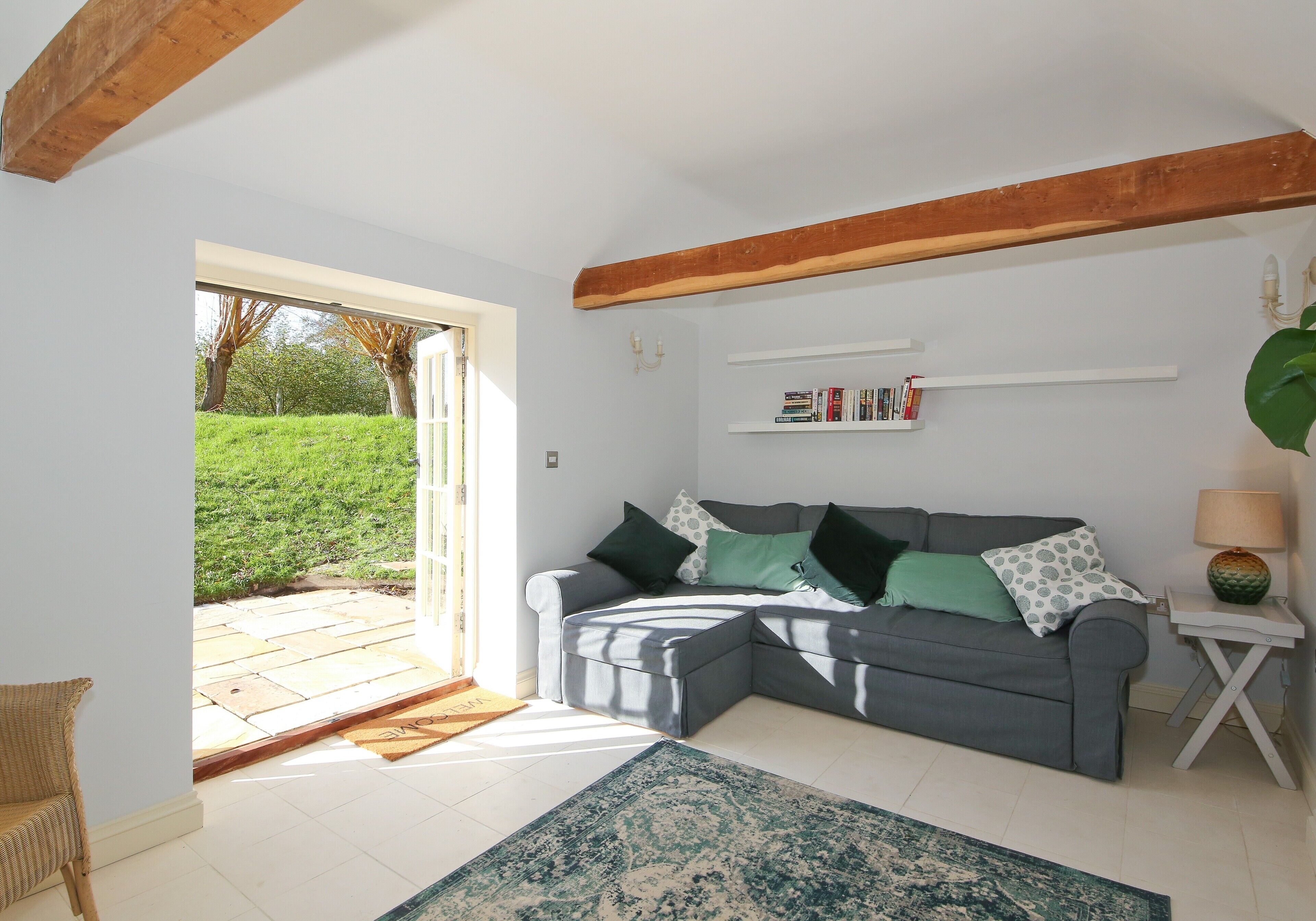 Charming garden apartment in wild Sussex countryside, yet close to villages, pubs & Tunbridge Wells