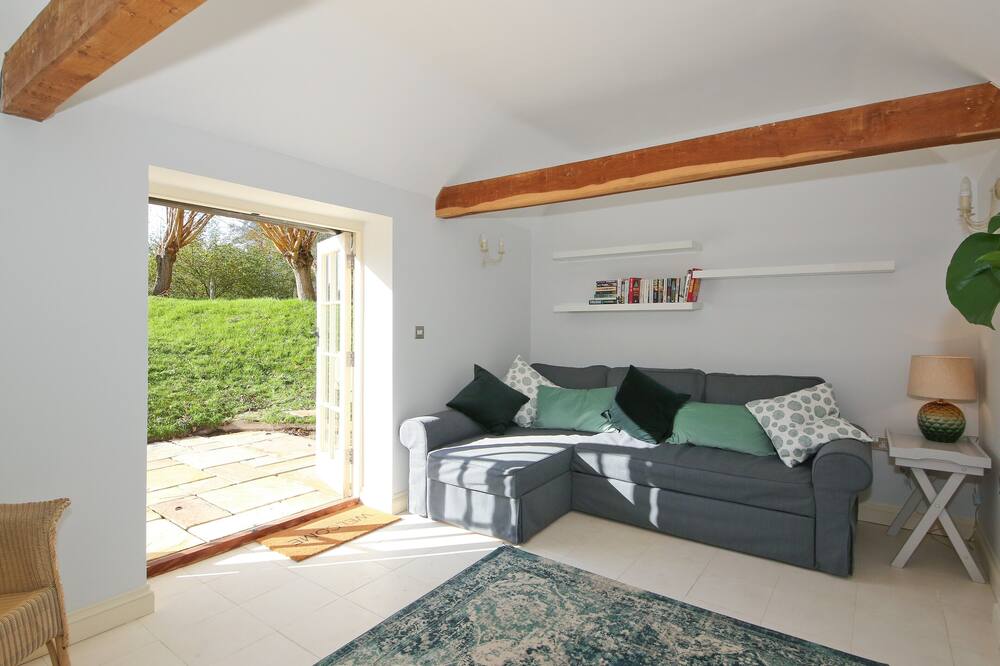 Charming garden apartment in wild Sussex countryside, yet close to villages, pubs & Tunbridge Wells