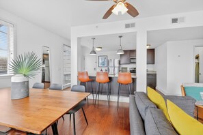 Dining - Chic Boutique Condo in Nashvilles coveted 12 South Neighborhood Coffee Shops, Restaurants, Bars and Boutiques, just steps away. <br>Featuring plush linens , bath products and a balcony with free parking! (Nashville)