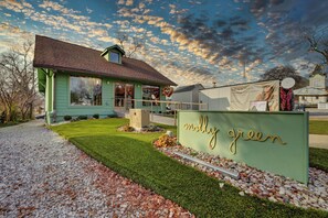 Exterior - Chic Boutique Condo in Nashvilles coveted 12 South Neighborhood Coffee Shops, Restaurants, Bars and Boutiques, just steps away.
Featuring plush linens , bath products and a balcony with free parking! (Nashville)