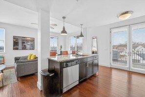 Interior - Chic Boutique Condo in Nashvilles coveted 12 South Neighborhood Coffee Shops, Restaurants, Bars and Boutiques, just steps away.
Featuring plush linens , bath products and a balcony with free parking! (Nashville)