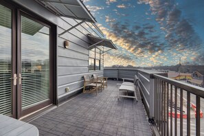 Terrace/patio - Chic Boutique Condo in Nashvilles coveted 12 South Neighborhood Coffee Shops, Restaurants, Bars and Boutiques, just steps away.
Featuring plush linens , bath products and a balcony with free parking! (Nashville)