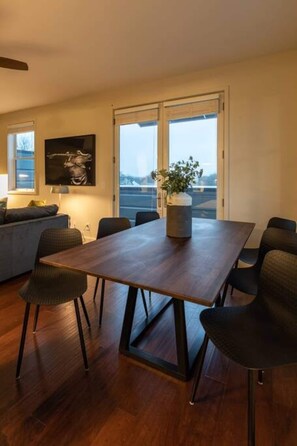 Dining - Coffee Shops, Restaurants, Bars, Salons and Boutiques, just steps away. (Nashville)