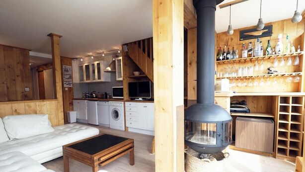 Una sala de estar moderna con un sofá, una mesa de centro y una chimenea.