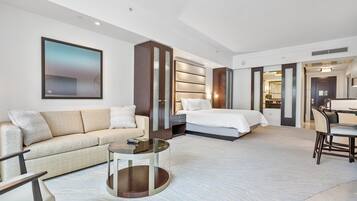 Escritorio, tabla de planchar con plancha, cuna de viaje y wifi gratis