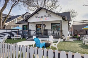 Outdoor dining - Chic Boutique Condo in Nashvilles coveted 12 South Neighborhood Coffee Shops, Restaurants, Bars and Boutiques, just steps away. <br>Featuring a King bed plush linens , bath products and a balcony with free parking! (Nashville)