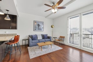 Smart TV - Chic Boutique Condo in Nashvilles coveted 12 South Neighborhood Coffee Shops, Restaurants, Bars and Boutiques, just steps away. <br>Featuring a King bed plush linens , bath products and a balcony with free parking! (Nashville)