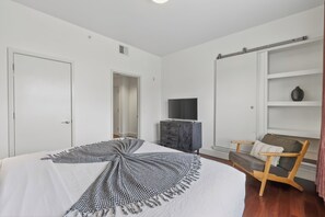 1 chambre, fer et planche à repasser, lit de bébé portatif