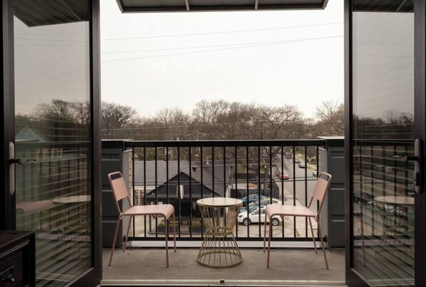 Property grounds - Chic Boutique Condo in Nashvilles coveted 12 South Neighborhood Coffee Shops, Restaurants, Bars and Boutiques, just steps away. <br>Featuring a King bed plush linens , bath products and a balcony with free parking! (Nashville)