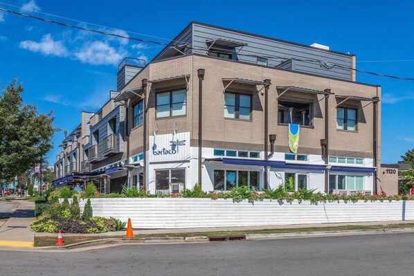 Exterior - Coffee Shops, Restaurants, Bars, Salons and Boutiques, just steps away. (Nashville)