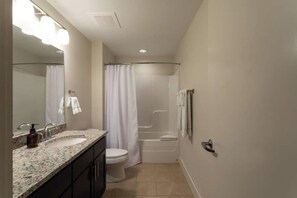 Hair dryer, towels - Coffee Shops, Restaurants, Bars, Salons and Boutiques, just steps away. (Nashville)