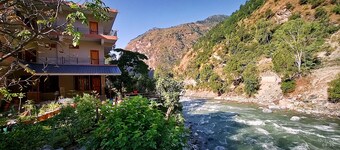 Tirthan Grand Riverside : A Riverside Holiday Home