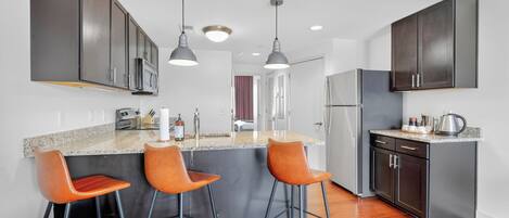 Réfrigérateur, micro-ondes, four, plaque de cuisson