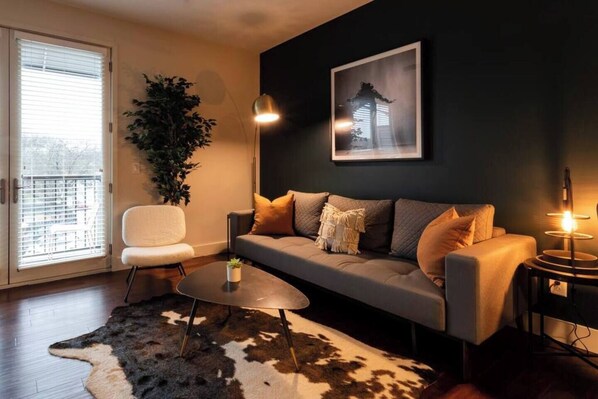 Smart TV - Coffee Shops, Restaurants, Bars, Salons and Boutiques, just steps away. (Nashville)