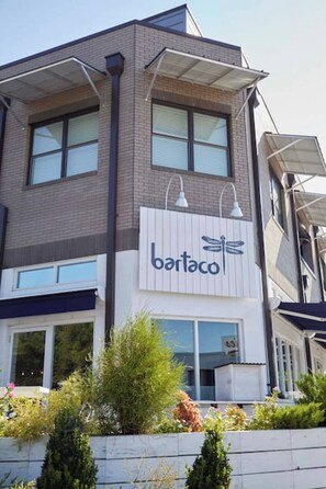 Exterior - Coffee Shops, Restaurants, Bars, Salons and Boutiques, just steps away. (Nashville)