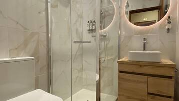 Ducha y bañera combinadas, secador de pelo, toallas y jabón