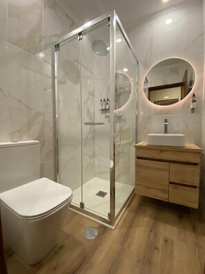 Ensemble douche/baignoire, sèche-cheveux, serviettes fournies, savon