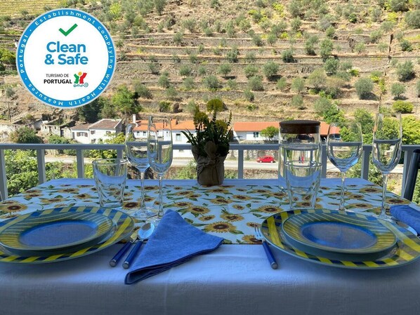 Outdoor dining - Apt. in Pinhão, heart of Alto Douro wine region, vineyards and Douro River view (Pinhão)