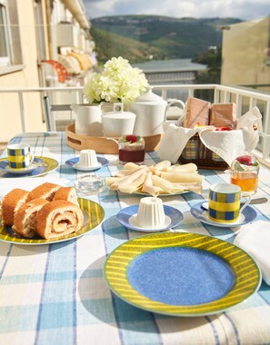 Outdoor dining - Apt. in Pinhão, heart of Alto Douro wine region, vineyards and Douro River view (Pinhão)