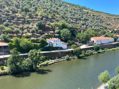 Apt. in Pinhão, heart of Alto Douro wine region, vineyards and Douro River view