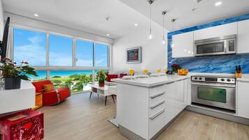 KĂŒhlschrank, Mikrowelle, Ofen, Herdplatte