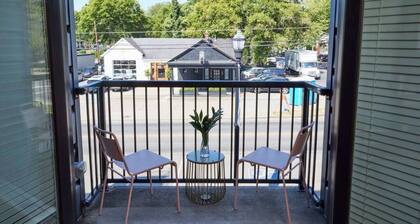 Coffee Shops, Restaurants, Bars, Salons and Boutiques, just steps away.