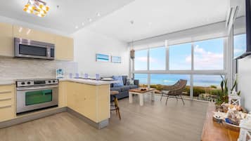 Jääkaappi, mikroaaltouuni, uuni, liesi