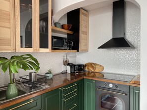 Fridge, microwave, oven, stovetop
