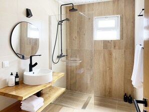 Badewanne, Haartrockner, Handtücher, Seife
