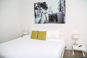 1 bedroom, iron/ironing board, free WiFi, bed sheets - Eye Catching, Glamorous and Modern (Noord)