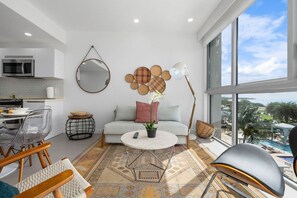TV - A Boho Chic Oceanfront Condo for 6. (Noord)