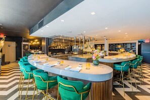 Dining - Stylish & Bright |Your retreat | Ocean View | Pool (Noord)