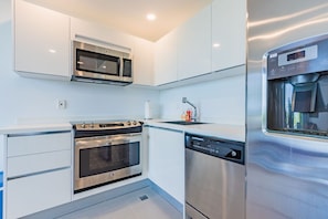 Refrigerador, microondas, horno y parrilla de estufa