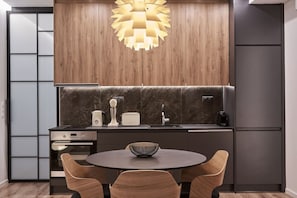 Fridge, oven, stovetop, coffee/tea maker - Charitos Boutique Apartment, Kolonaki (Athina)