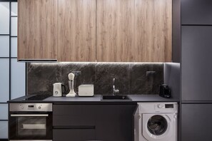 ثلاجة، فرن، موقد طهي مسطح، ماكينة لصنع القهوة/الشاي