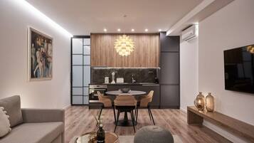 TV connectée, espaces bureaux, écrans d'ordinateur, imprimantes