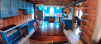 1/2 mile to EVL, Lake, HOT TUB, Pets welcome
