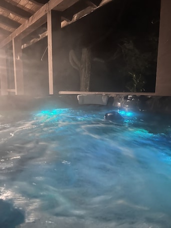 Spa. 1/2 mile to EVL, Lake, HOT TUB, Pets welcome